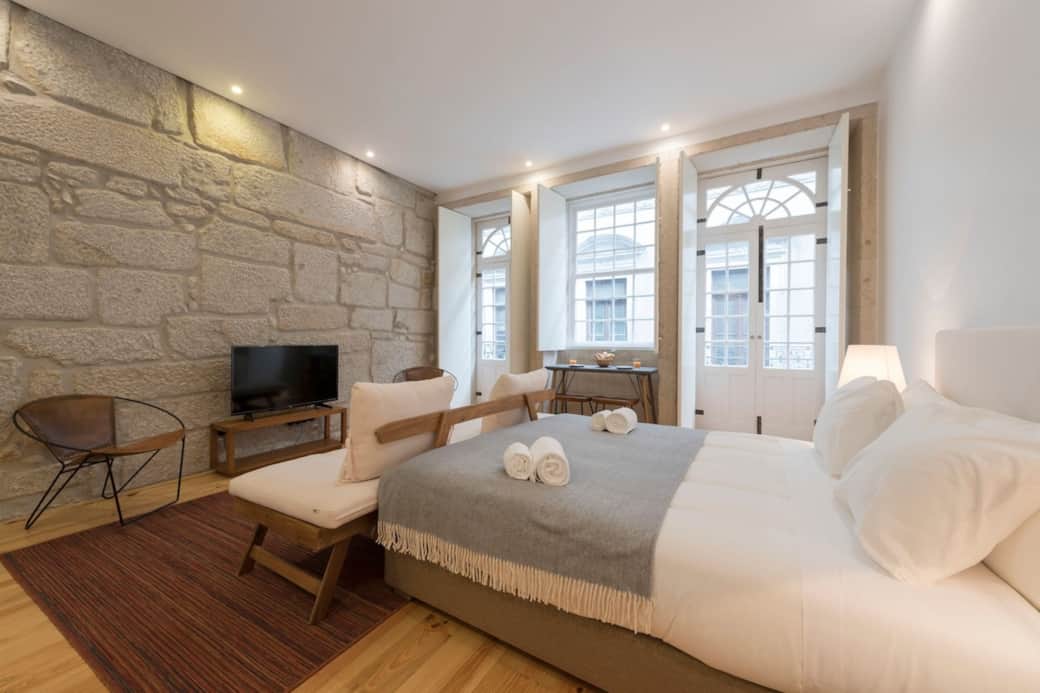 Spacious and cozy main area, perfect for relaxing after exploring Porto. ☕✨ Spacious and cozy main area, perfect for relaxing after exploring Porto. ☕✨