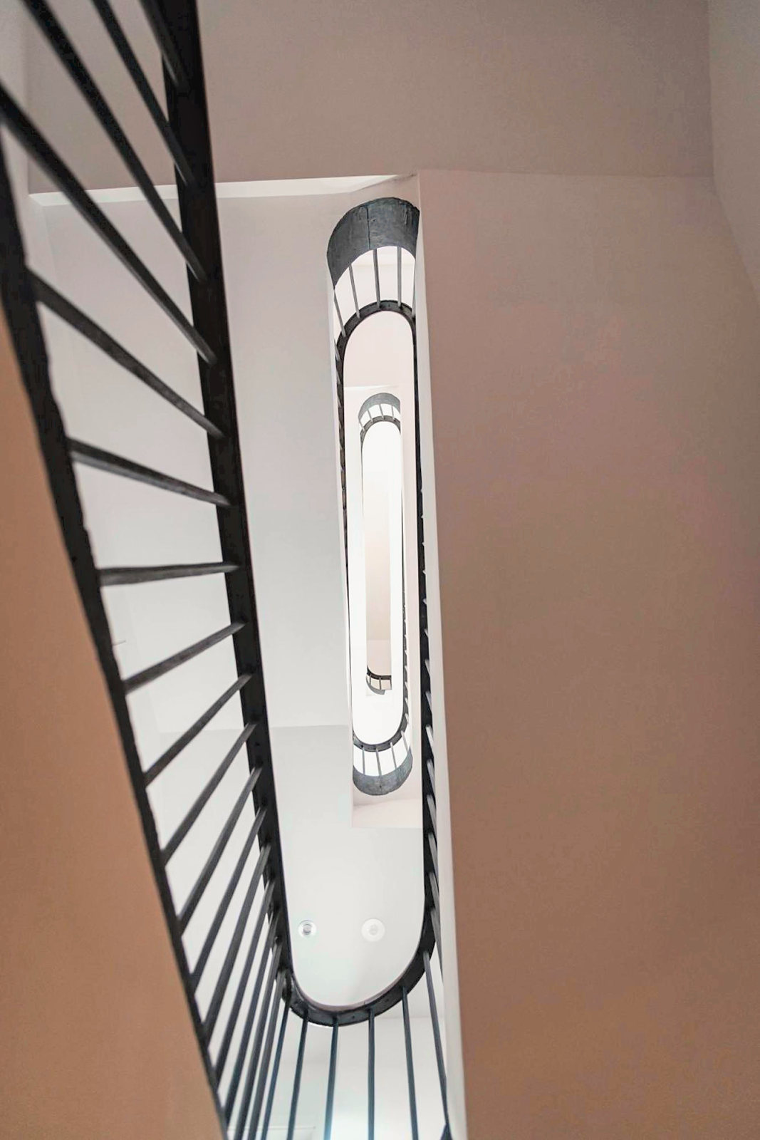 Escalera del edificio vista desde abajo