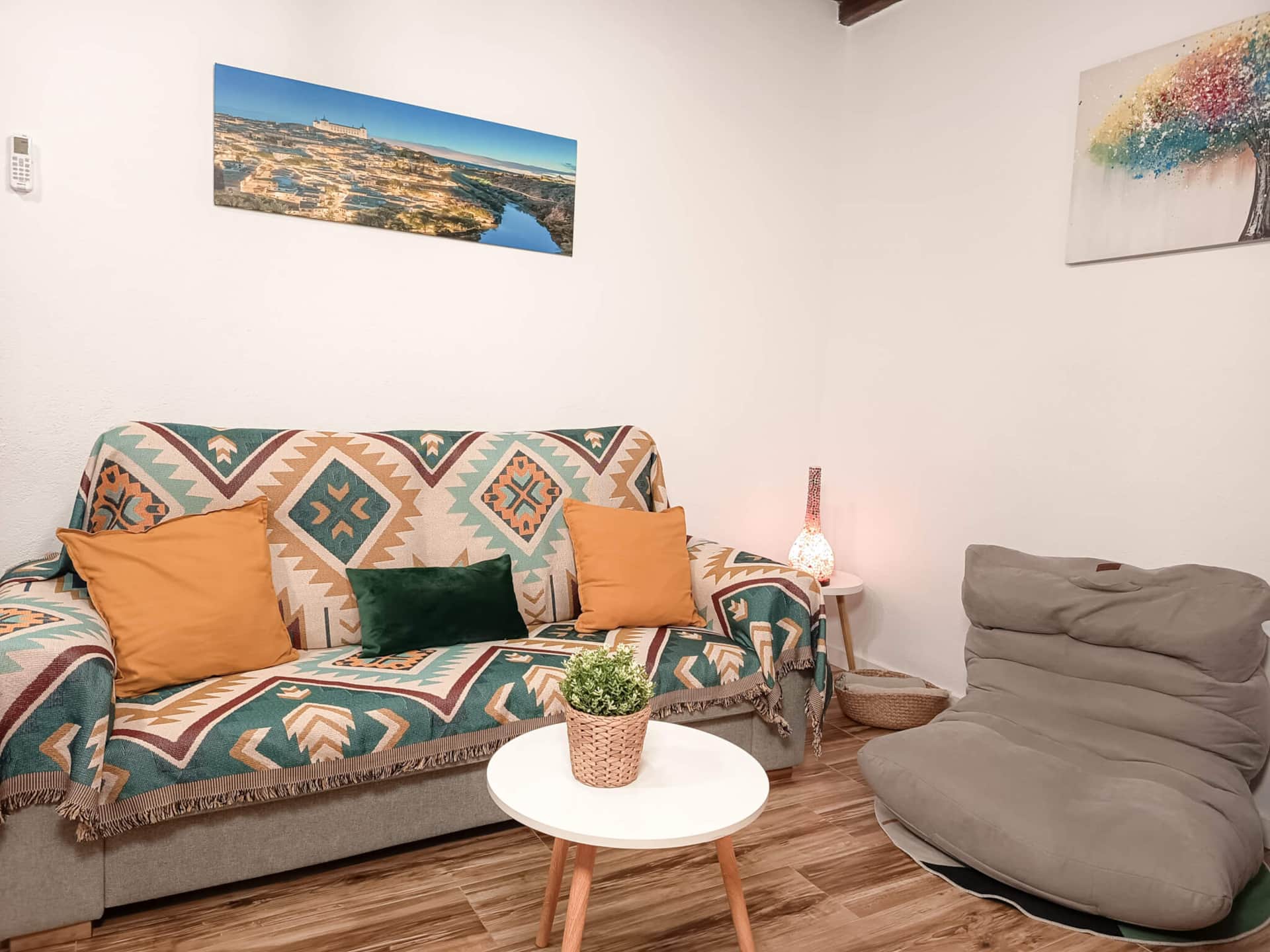 Zona de estar de La Casita de Ale en Polán con sofá, mesa auxiliar y decoración acogedora
