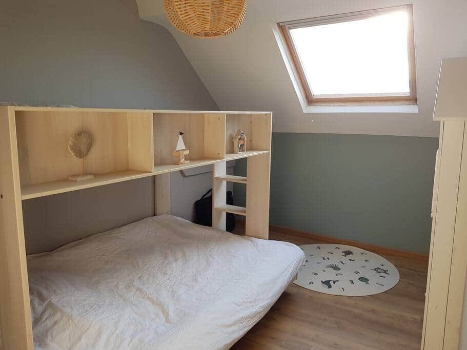 Chambre lit double et li simple superposé