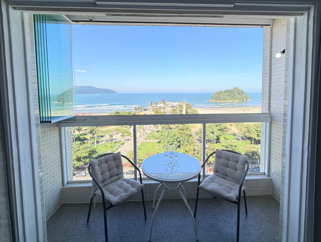 Aluguel por temporada em Santos com varanda envidraçada e vista panorâmica para o mar.