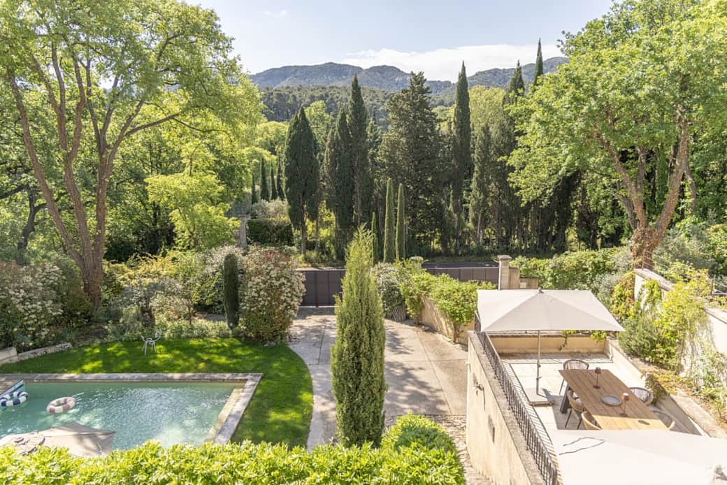 Vue alpilles jardin piscine bastide du couchant saint remy de provence