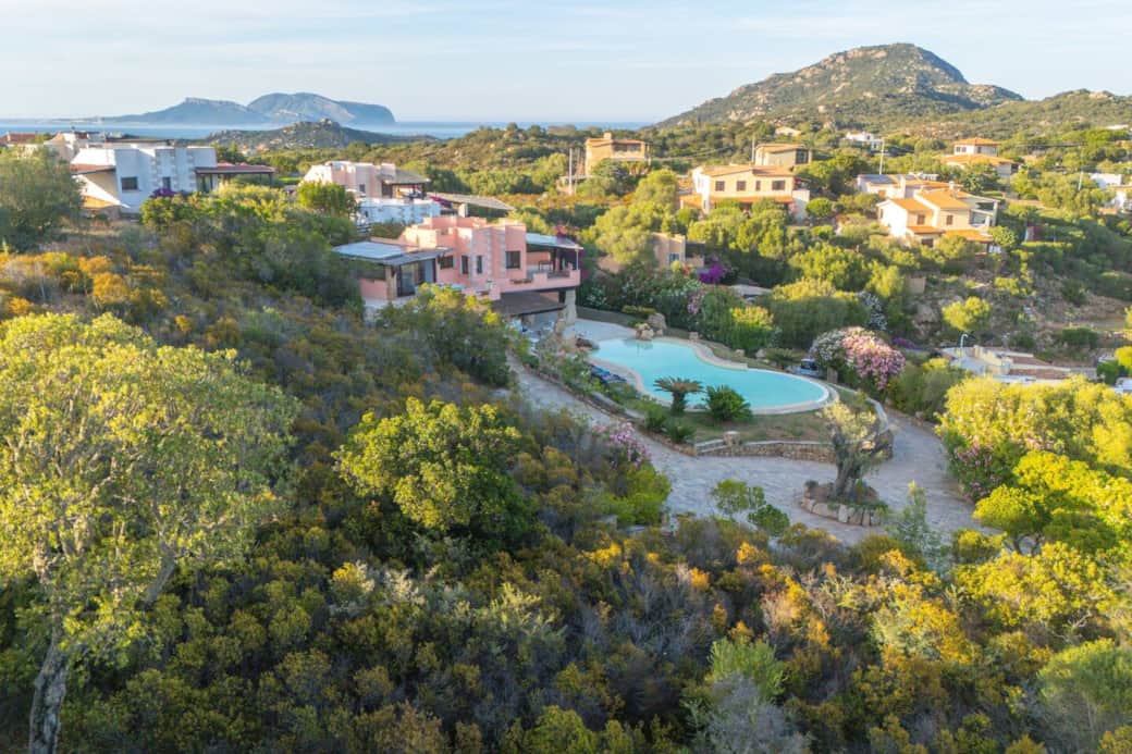 The garden – 2,800 m²
The property is a superb example of integration with nature. A verdant setting that provides an immediate feeling of well-being and relaxation. The garden – 2,800 m²
The property is a superb example of integration with nature. A verdant setting that provides an immediate feeling of well-being and relaxation.