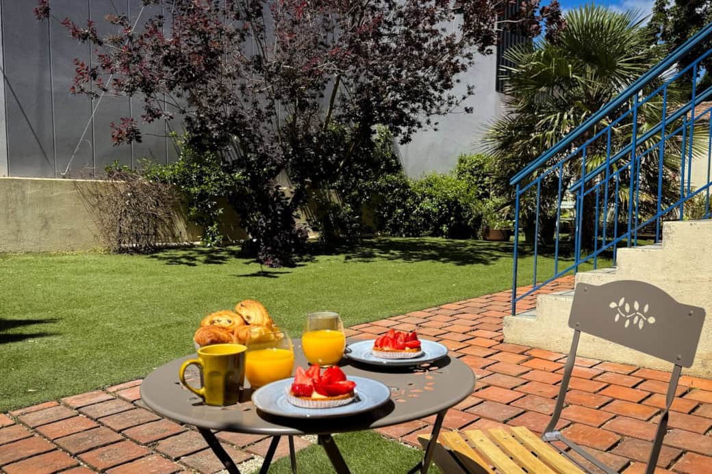 Jardin de la copropriété, orienté plein Sud, idéal pour des déjeunés ensoleillés ☀️ 