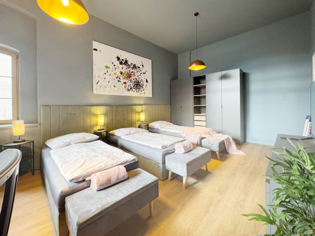 Schlafzimmer mit 3 Einzelbetten – ideal für Gruppen Schlafzimmer mit 3 Einzelbetten – ideal für Gruppen