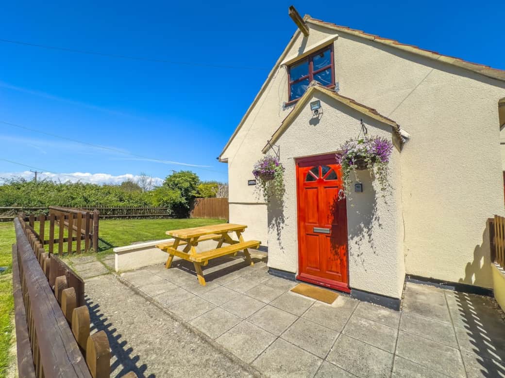 Gardners Rest exterior with picnic bench, large enclosed garden