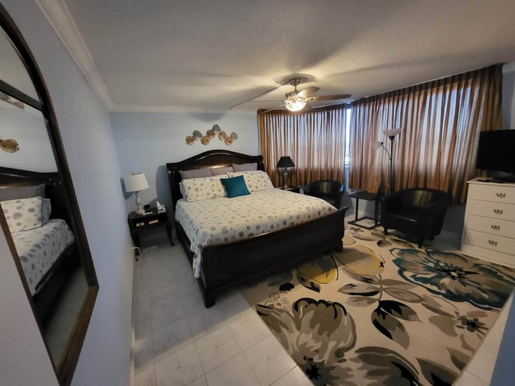 1st Floor King Bedroom