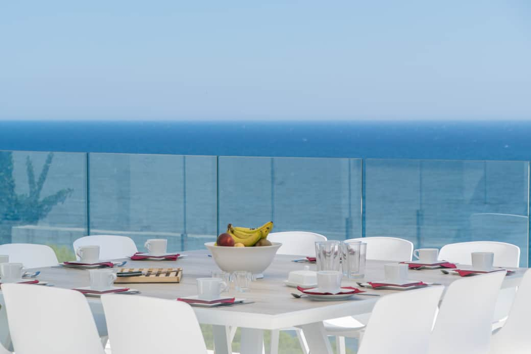 Mesa no terraço com vista para o mar