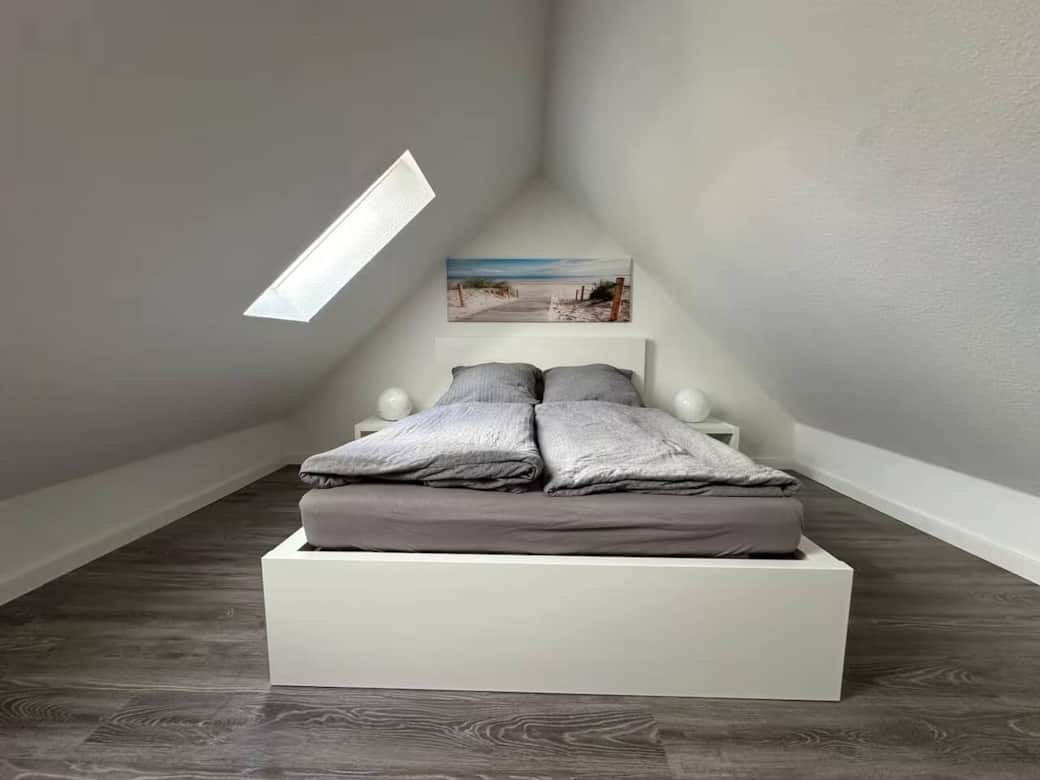 Schafzimmer mit Doppelbett unter dem Dach