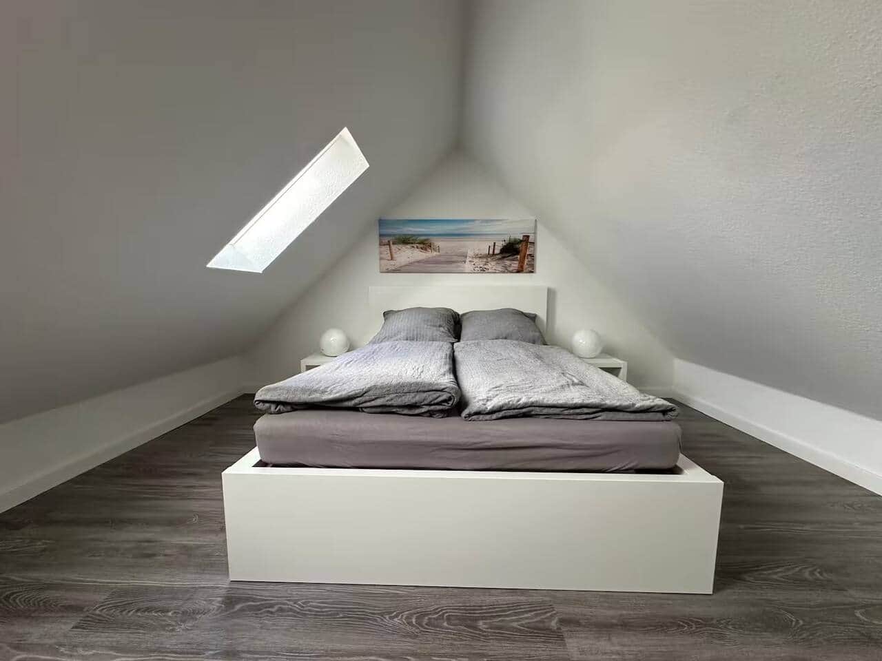 Schafzimmer mit Doppelbett unter dem Dach