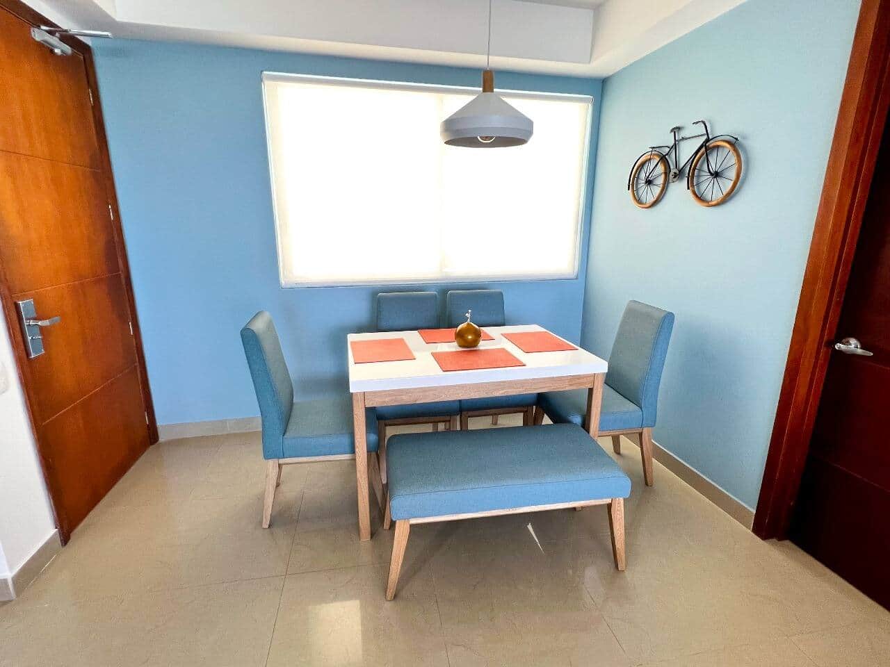 Comedor cómodo y funcional con capacidad para 6 personas, ideal para disfrutar comidas en familia o con amigos. Espacio bien iluminado y decorado con estilo moderno y colores frescos que aportan calidez al ambiente.