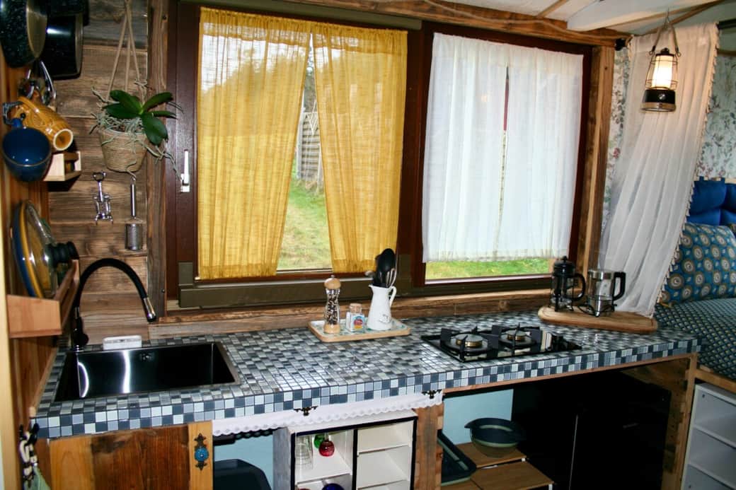 Küchenzeile mit Spüle, Gaskochfeld und Minikühlschrank 