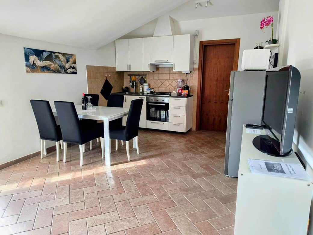 Soggiorno con angolo cottura attrezzato e tavolo da pranzo, Netflix e internet super veloce compresi nel prezzo 