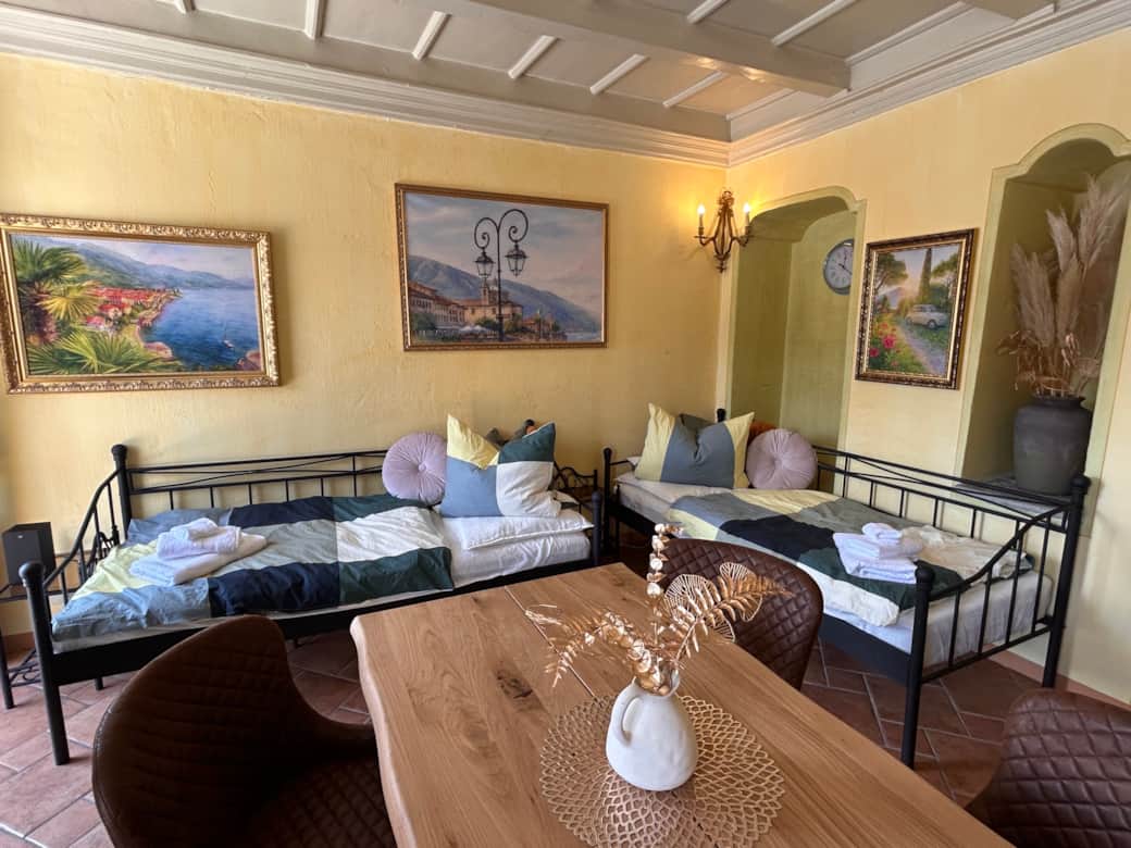 Zwei Einzelbetten/Sofas im Wohnzimmer