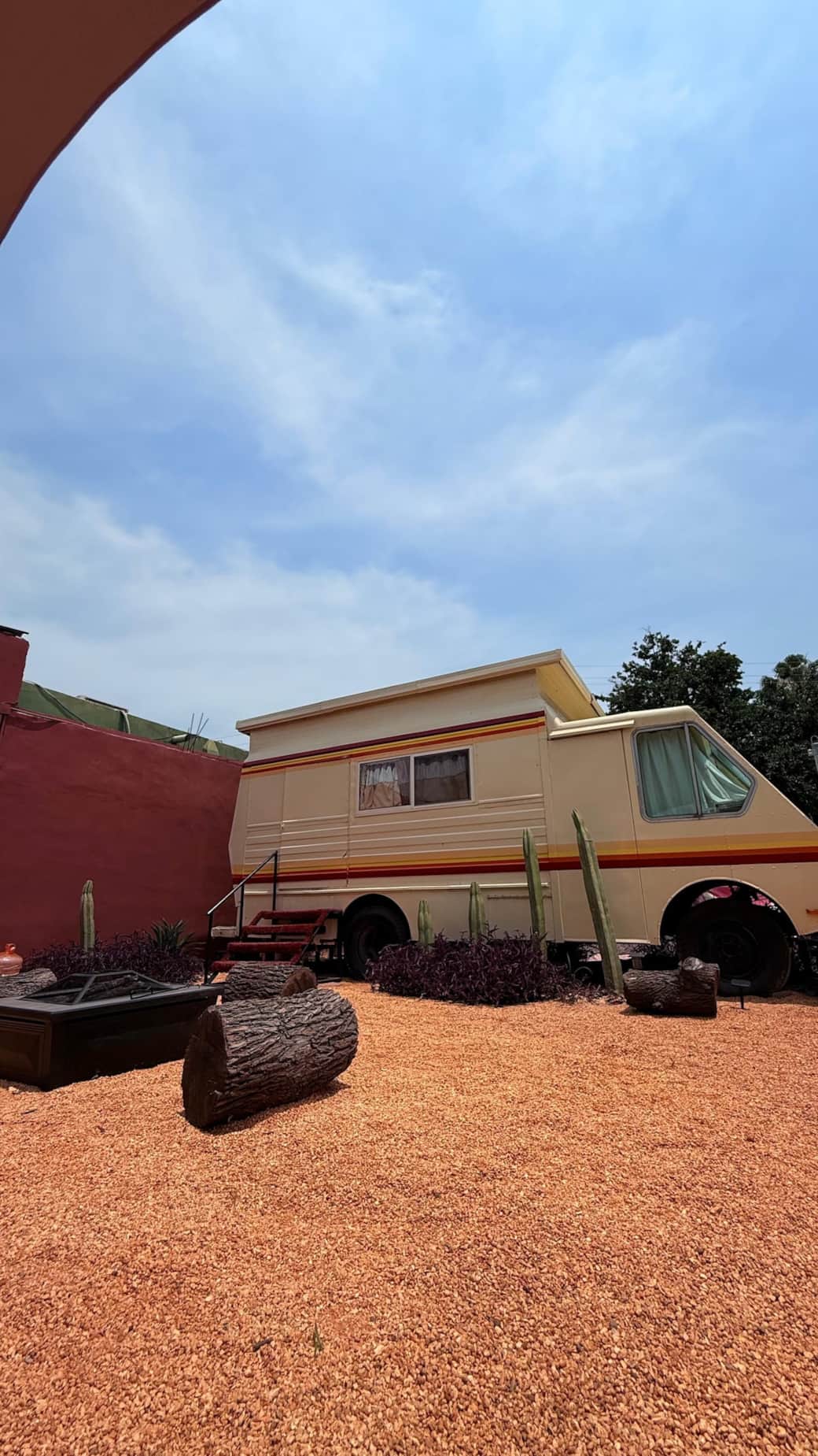 Camion tematico y jardin desertico con fogatero