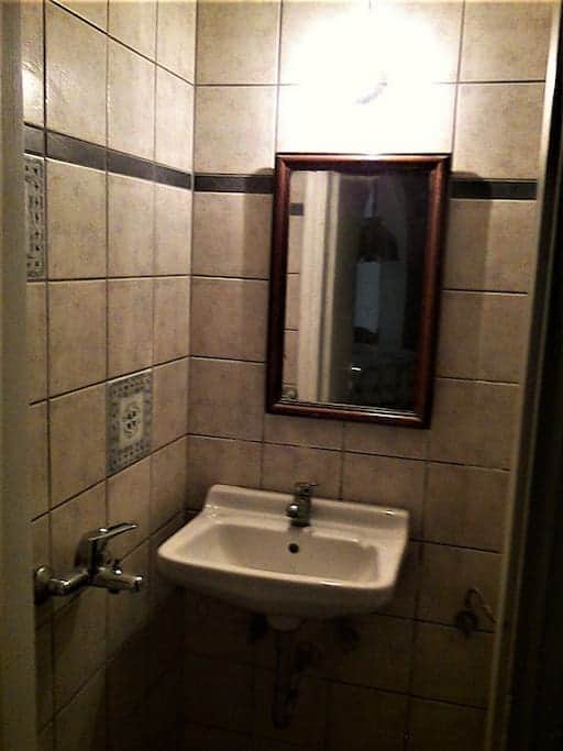 2nd bath room