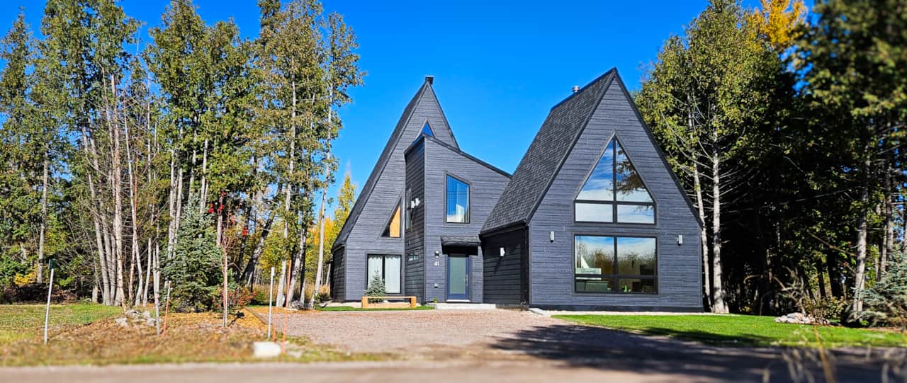Tall Cedars Hideaway – Modern Nordic-Style Forest Cottage Near Falcon Lake, Manitoba