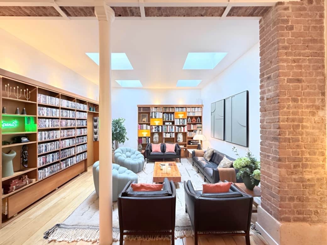 Vue du salon – Design élégant avec sa grande bibliothèque et son espace DVD:tech