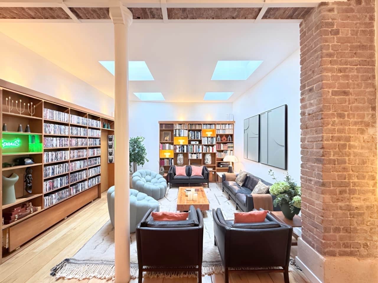 Vue du salon – Design élégant avec sa grande bibliothèque et son espace DVD:tech