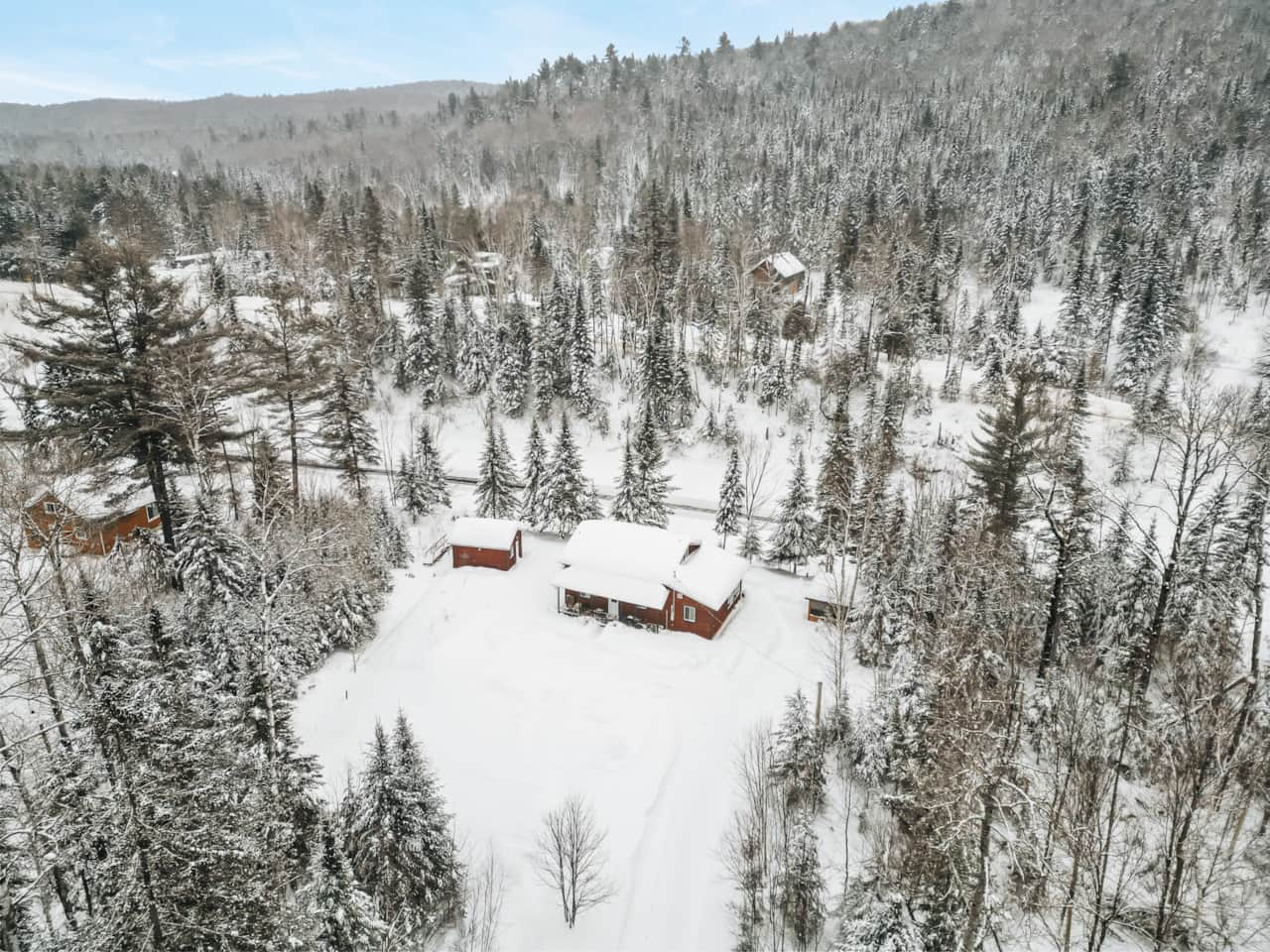 Terrain en hiver sous la neige