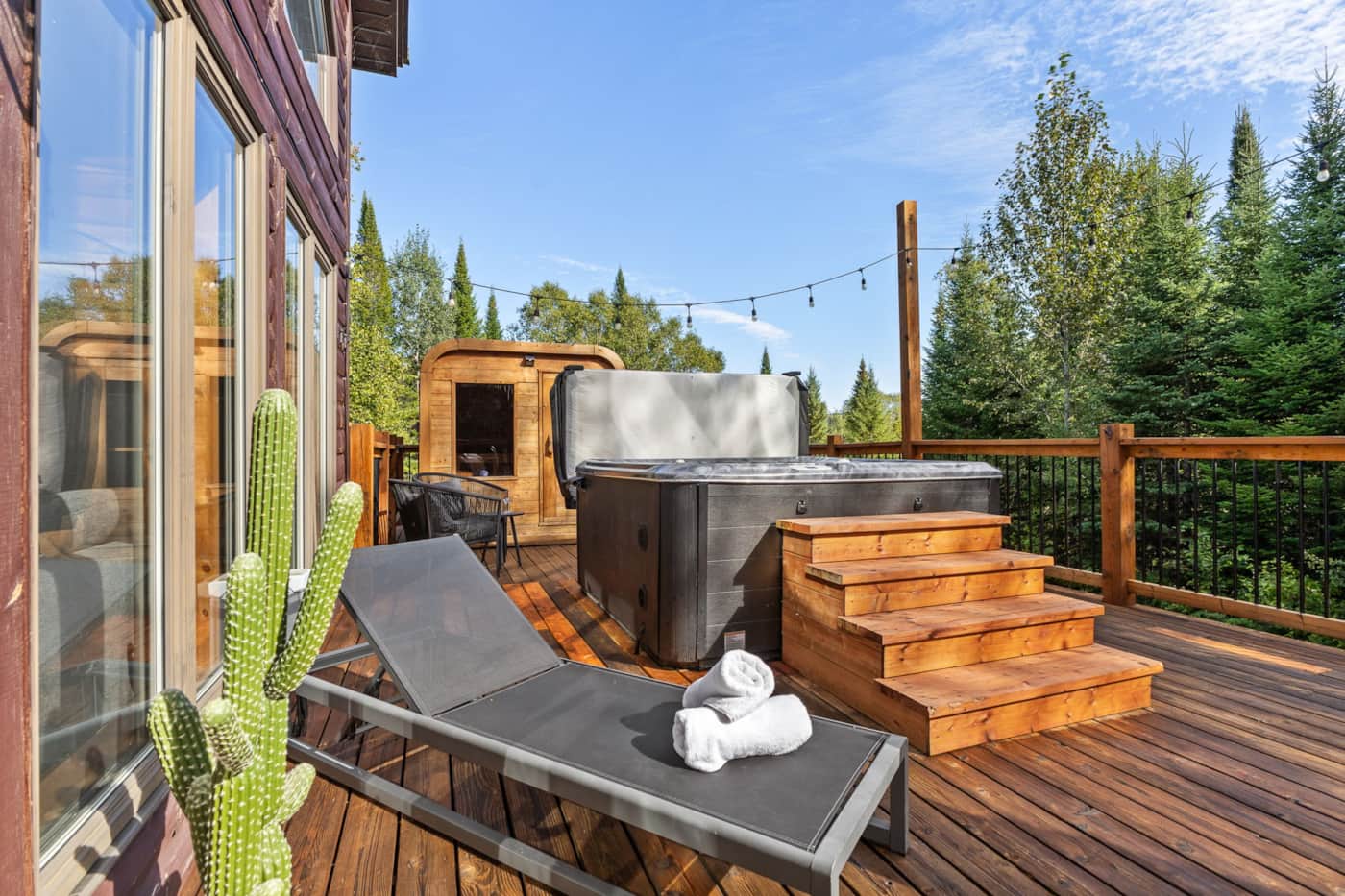 Le spa et le sauna sur la terrasse
