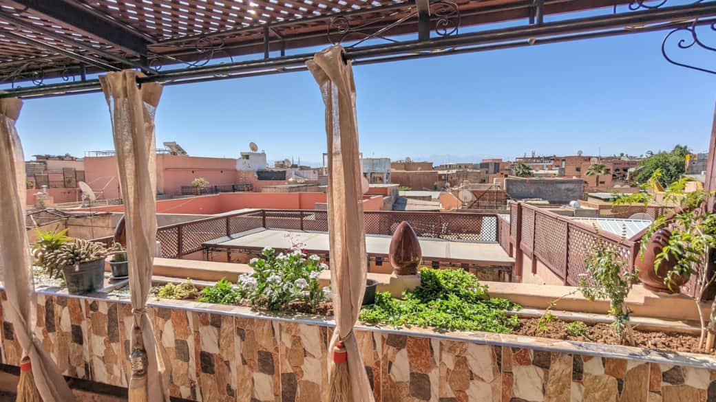 Vue sur les toits de Marrakech depuis la sur-terrasse