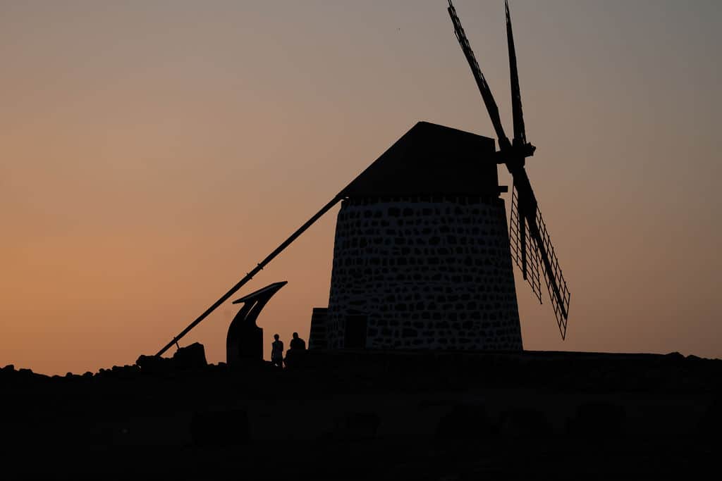 Eine alte Windmühle auf Fuerteventura im Gegenlicht bei Sonnenuntergang