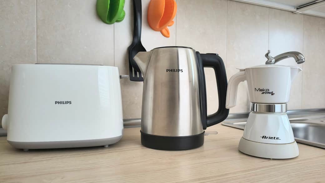 Elettrodomestici: tostapane, bollitore, macchina del caffè