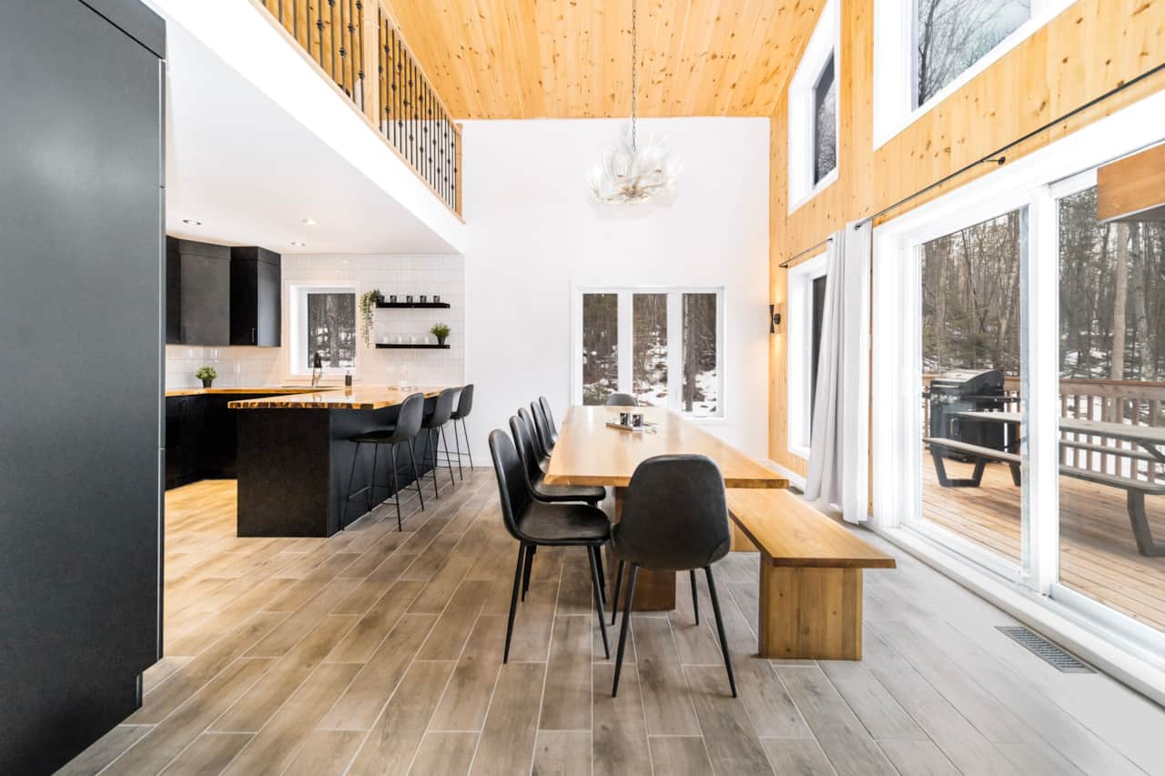 Open-plan dining room and kitchen