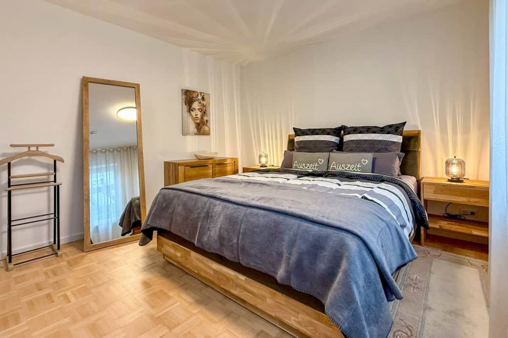 Bequemes Boxspringbett (1,80m x 2,00m) mit Topper, Ganzkörperspiegel, Kleiderständer und Kommode