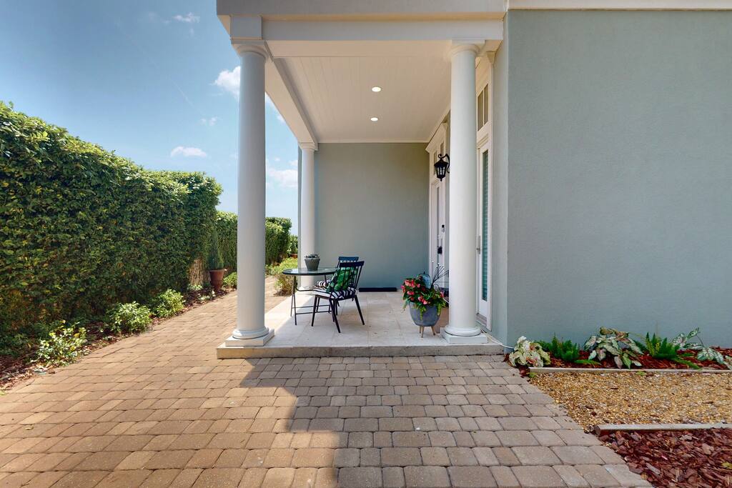 Condo entrance with porch