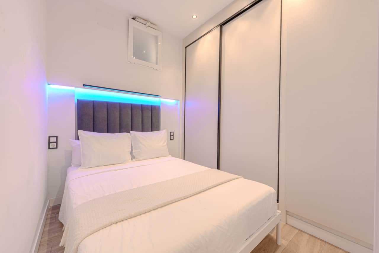 Dormitorio con cama doble y armario empotrado de puertas correderas