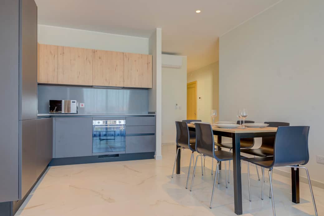– The dining room table can easily accommodate the whole group for a gourmet meal – The dining room table can easily accommodate the whole group for a gourmet meal