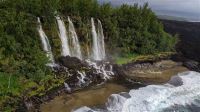 cascade éphémère se jette dans l'OCEAN sable noir