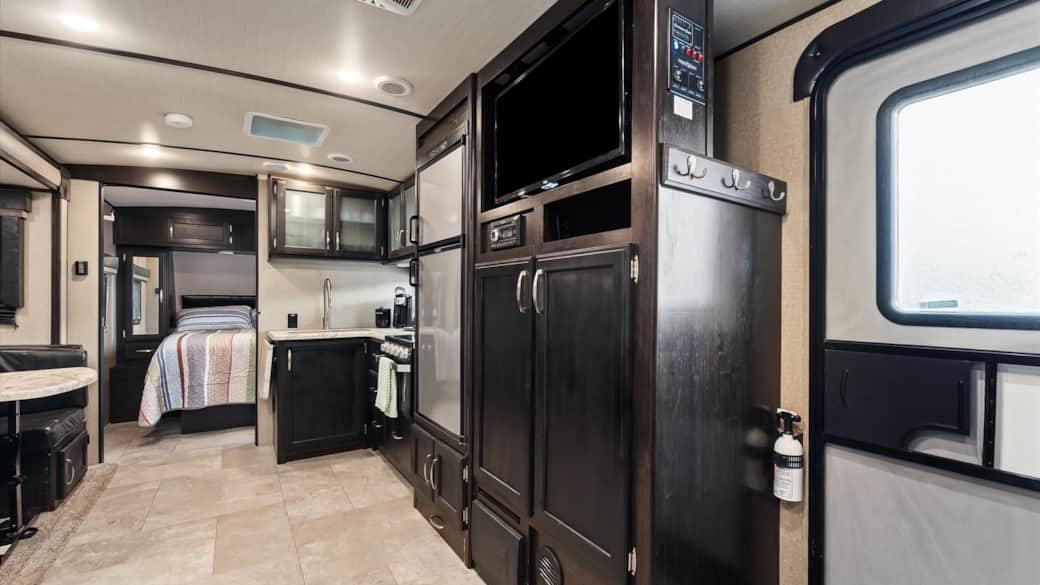 30' Camper Interior and Entertainment 30' Camper Interior and Entertainment