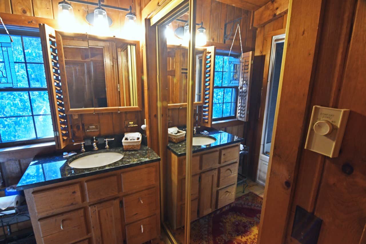 Queen Bathroom Up