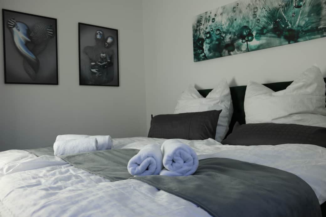 Schlafzimmer mit 1,80m Kingsize-Boxspringbett inkl. Bettwäsche und Handtücher