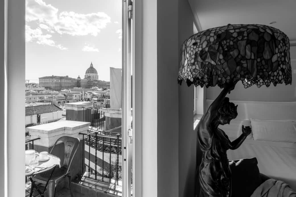 Dal living, la Tiffany illumina un istante sospeso su Roma.