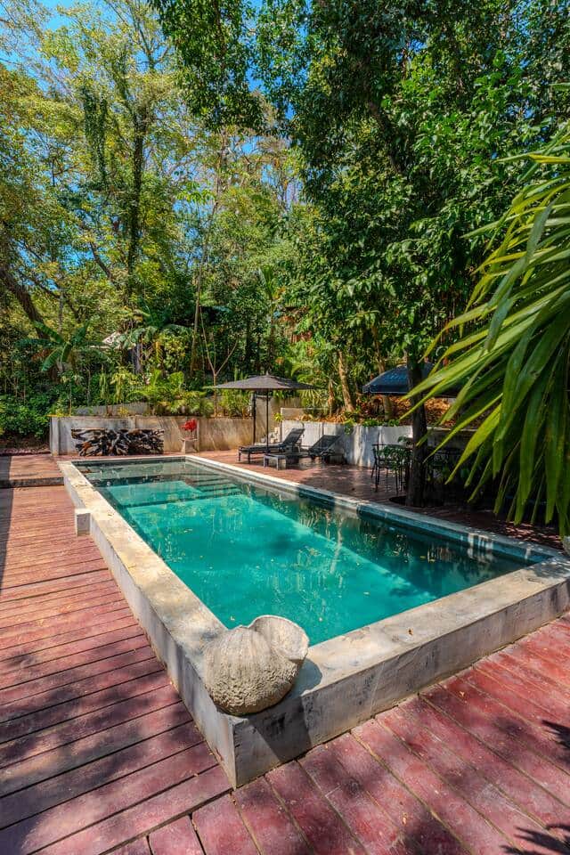 Escapada a una isla desde Ciudad de Panamá: piscina, deck y jardín en Saboga Lodge, Isla Saboga