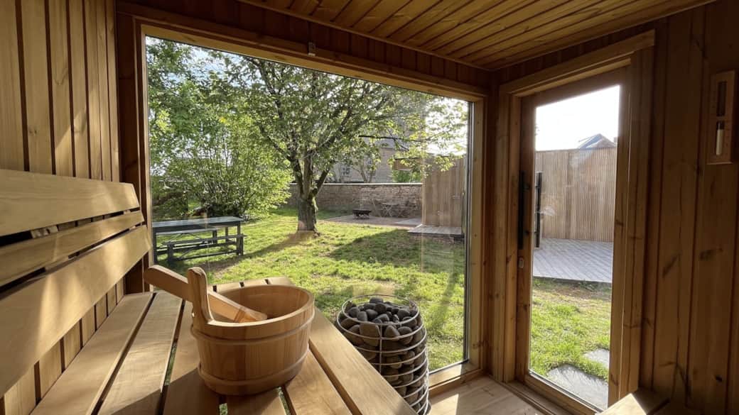 Sauna 6 personnes, vue panoramique sur le jardin. 