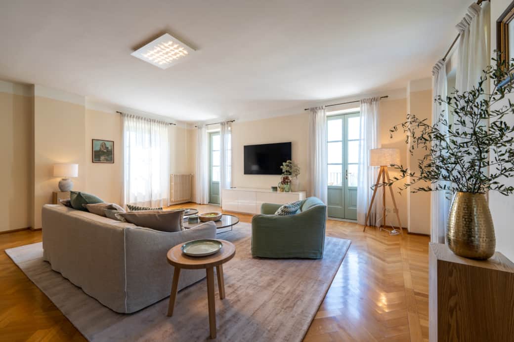 Wohnzimmer der Superior-Villa mit Seeblick