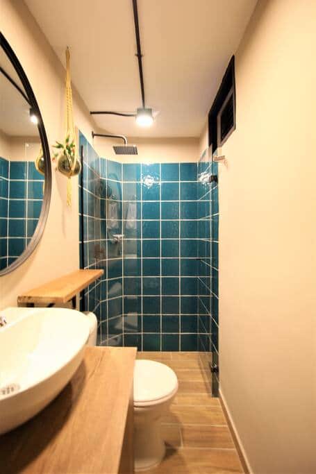 Alojamiento amoblado con baño completo