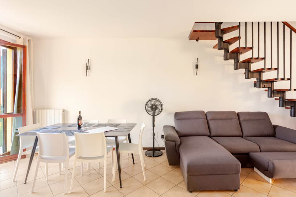 Zona pranzo e divano letto 