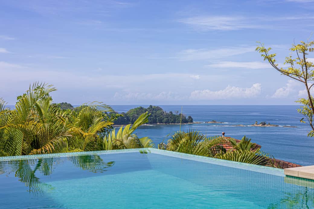 Infinity pool with view on Dominicalito Beach.