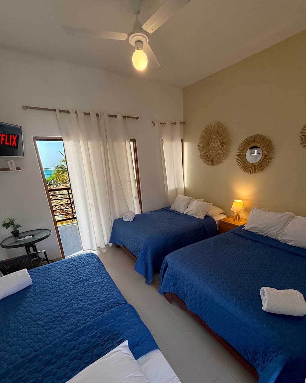 Cómoda habitación para 3 a 5 personas con aire, tv, baño privado, terraza amoblada con frigobar,