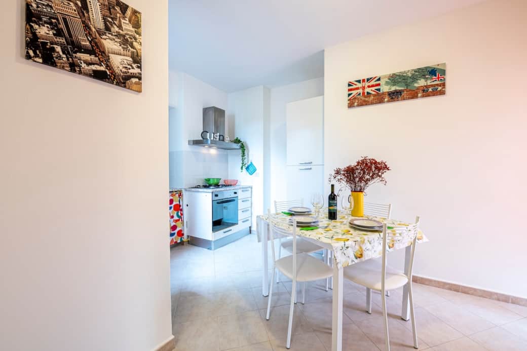 Zona living con cucina attrezzata: tavolo da pranzo con 4 comode sedie e una cucina completa di set piatti, padelle e utensili. Per i vostri momenti di relax, sono disponibili 4 calici da vino e un frigorifero capiente con freezer dedicato. Zona living con cucina attrezzata: tavolo da pranzo con 4 comode sedie e una cucina completa di set piatti, padelle e utensili. Per i vostri momenti di relax, sono disponibili 4 calici da vino e un frigorifero capiente con freezer dedicato.