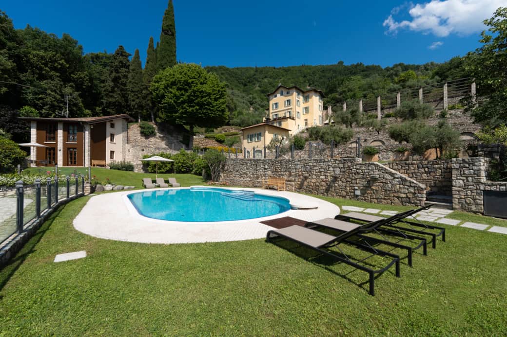 Der Swimmingpool mit dem davorliegenden Anbaubereich mit Sonnenliegen und Sonnenschirmen lädt zu Partys oder zum Entspannen ein.