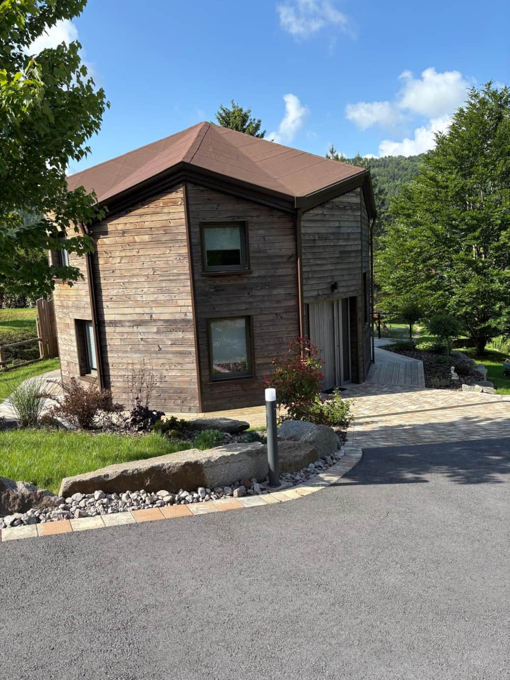 Vue extérieure du gîte et sa forme atypique