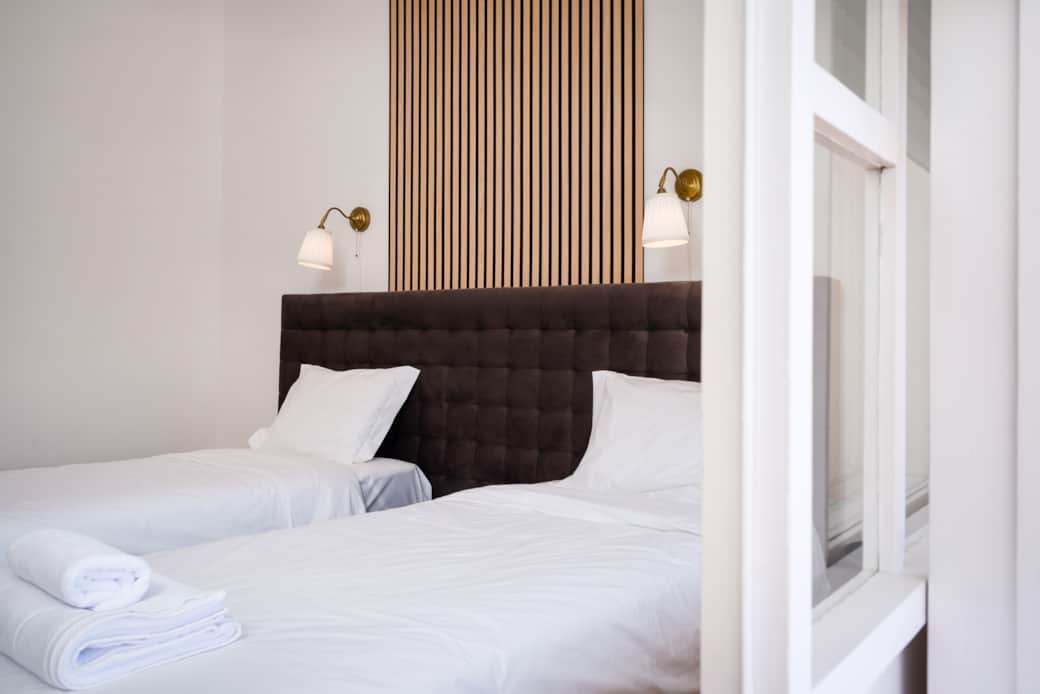 Modernes Schlafzimmer mit Doppelbett und direktem Zugang zum Balkon.