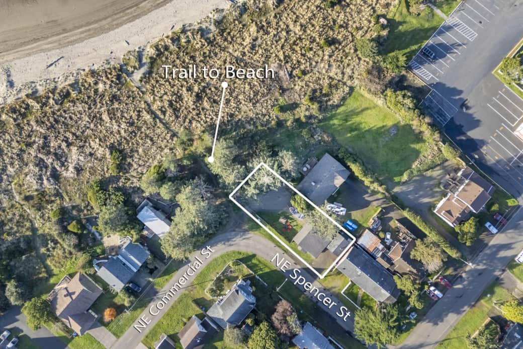 Just a 1 minute walk to the beach Just a 1 minute walk to the beach